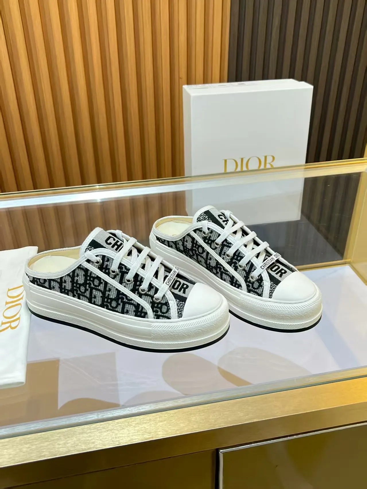 Factory direct sales p520🐘🐘Women's shoes Women's clothing 2025 Walk'n'Dior embroidered mid-top casual shoes are new. On the fashion stage, Dior embroidered shoes are the well-deserved protagonist. Delicate stitching is used on the upper, every stitch is devoted to the craftsman's efforts, and every thread is woven with artistic poetry. From complex floral patterns to smart geometric textures, embroidery is like the magic that gives shoes life, allowing them to show dynamic beauty even in static conditions.   Wearing Dior embroidered shoes feels like stepping into a dream world full of art. It is not only a pair of shoes, but also a walking piece of art that perfectly integrates fashion and culture. Whether you are strolling on the bustling city streets or attending important social occasions, Dior embroidered shoes can add unique charm to your style and become the focus of everyone's attention.   Choosing Dior embroidered shoes means choosing a persistent pursuit of quality and a unique understanding of fashion. Let it accompany you through every wonderful moment and leave your own fashion mark.  Material: Sheepskin lining, feet, silk cowhide, size 35-41, heel height 5cm